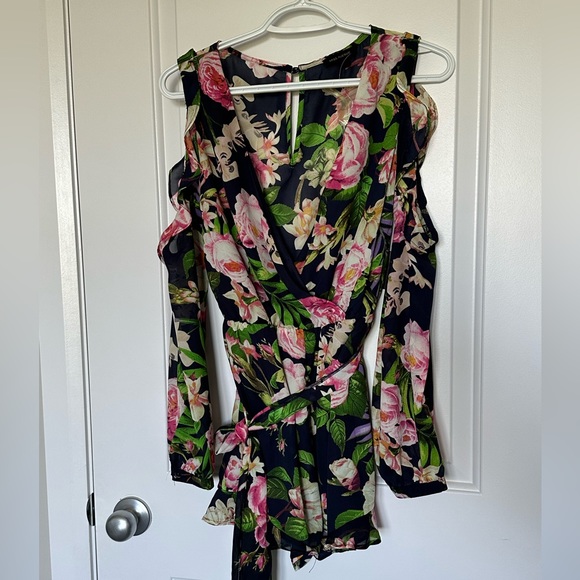 Miss Avenue/hot Miami styles blue and floral cut out shoulder romper. Size M - Picture 2 of 2